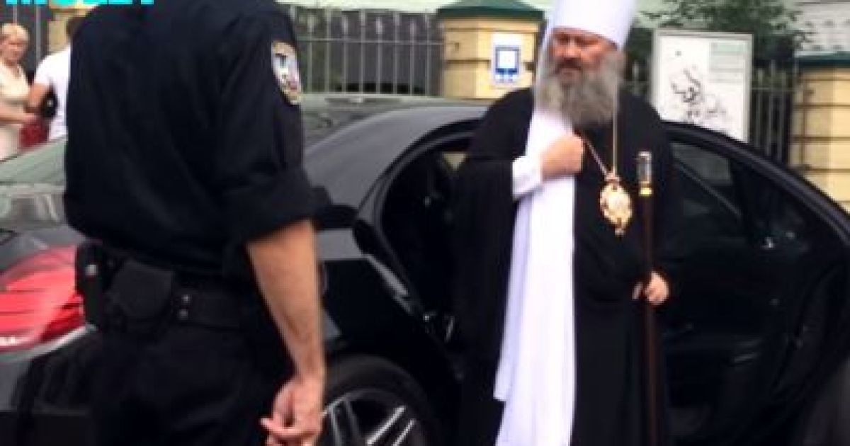 В Киеве полиция остановила Mercedes-Benz настоятеля Лавры за нарушение ПДД