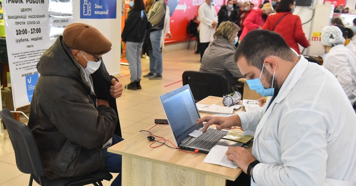 У МОЗ назвали регіони, де принаймні однією дозою від COVID-19 вакциновано вже 50% дорослих українців