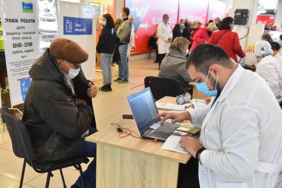 Чи можна вакцинуватися від COVID-19 пацієнтам, які мають супутню хронічну патологію: пояснення лікарки