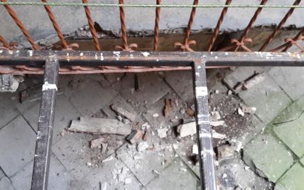 "Чудом не пострадали": во Львове обвалился балкон, когда на нем стояли отец с ребенком (фото)