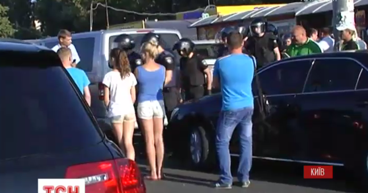 У Києві вранці спалахнули сутички під час знесення МАФів
