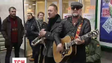 Борис Гребенщиков влаштував імпровізований міні-концерт на станції «Золоті Ворота» у Києві