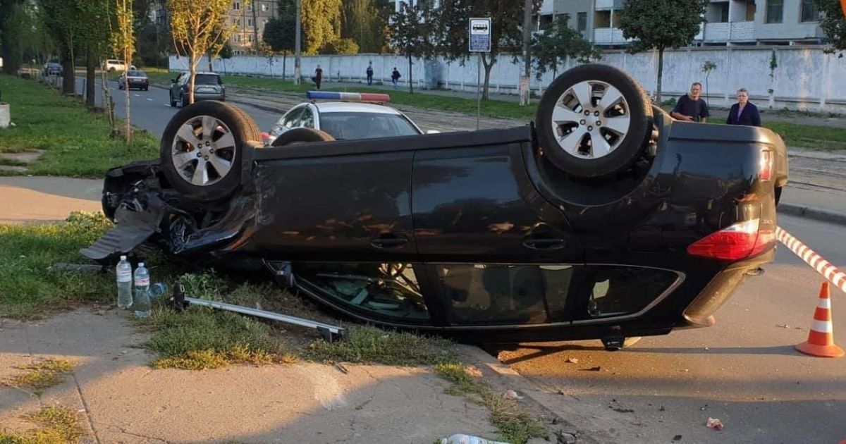 В Киеве авто перевернулось на крышу - травмированы женщина и ребенок. Пьяный водитель хотел убежать