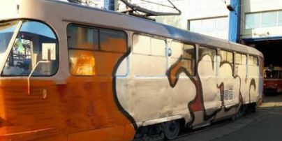 У Києві невідомі у масках зупинили трамвай та розмалювали його разом із водієм