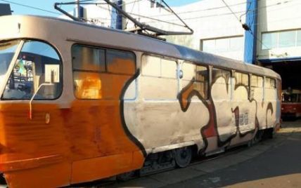 В Киеве неизвестные в масках остановили трамвай и разрисовали его вместе с водителем