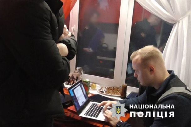 Незаконная перепродажа ж/д билетов по завышенным втрое ценам / Фото: Полиция Киева / Facebook