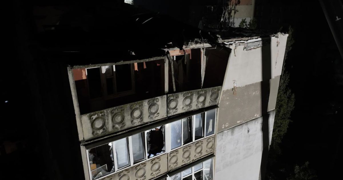 Оккупанты попали ракетой в 10-этажку в Николаеве: из-под завалов вытащили женщину, еще 8 человек ранены