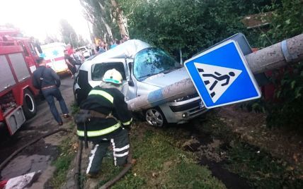 В Днепропетровской области автомобиль влетел в столб: пострадали 4 человека, среди них 2 детей