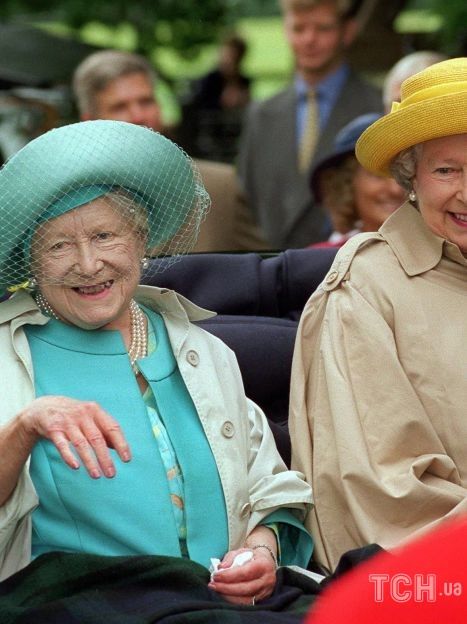 Елизавета Боуз-Лайон с королевой Елизаветой II / © Getty Images