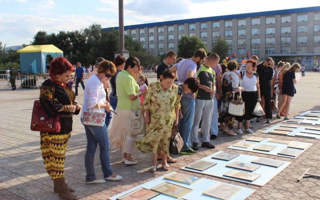 Выставку посещают сотни жителей Луганщины / © Facebook/пресс-центр штаба АТО