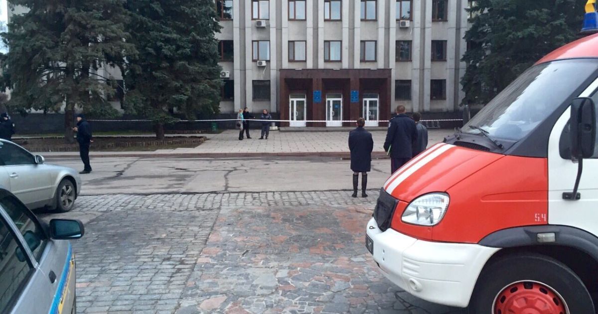 Ко входу в мэрию Кременчуга неизвестные подбросили "динамит"