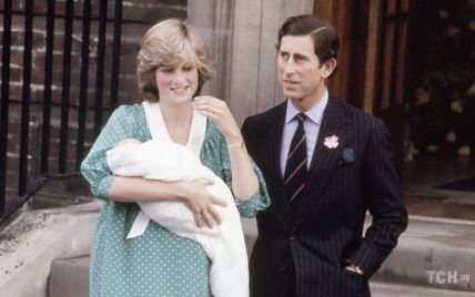 Этот день в истории: принцесса Диана и принц Чарльз с маленьким сыном Уильямом на крыльце у роддома