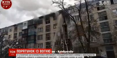 В Киеве сгорела коммунальная квартира, ребенка с инвалидностью на руках вынесли соседи
