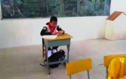Китайский учитель унизил и отдсадил за другую парту школьника, который был болен раком