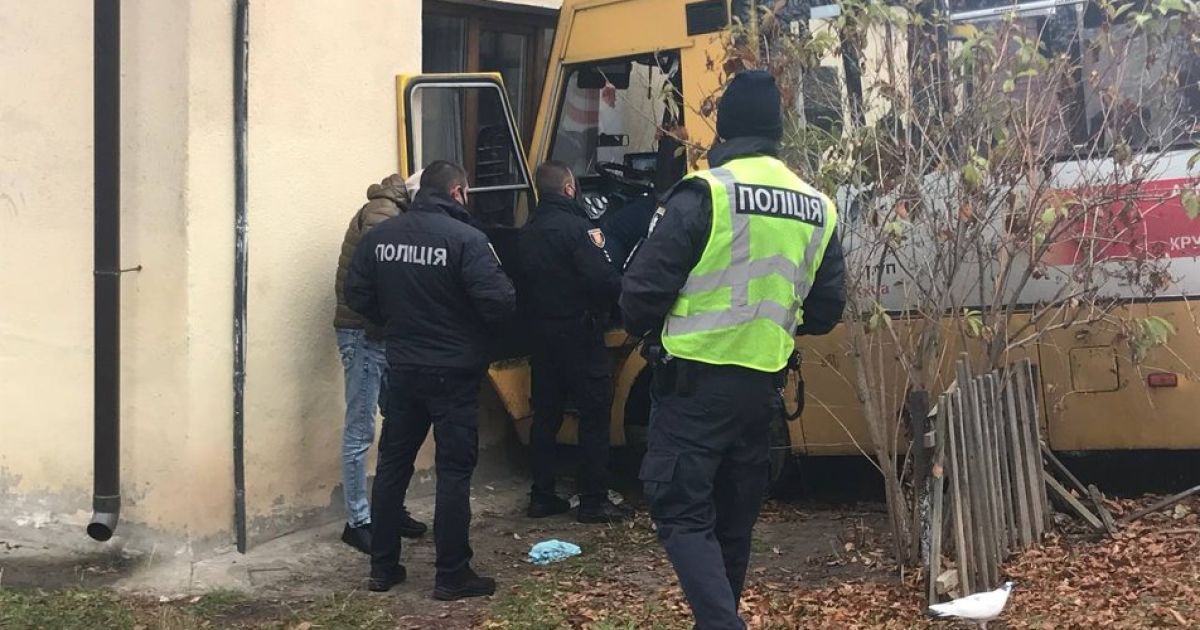 У Луцьку маршрутка з пасажирами в'їхала в будинок: водію стало зле за кермом_2 / © Суспільне