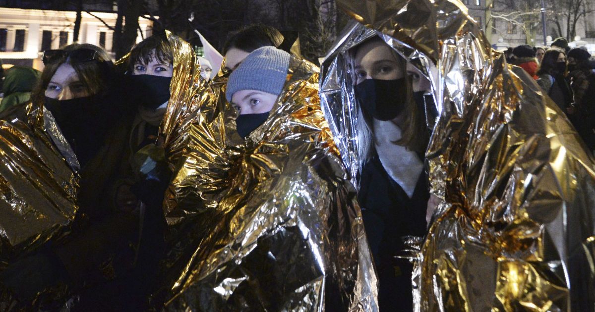 Сутички та перші затримання: у Польщі не вщухають протести через заборону абортів