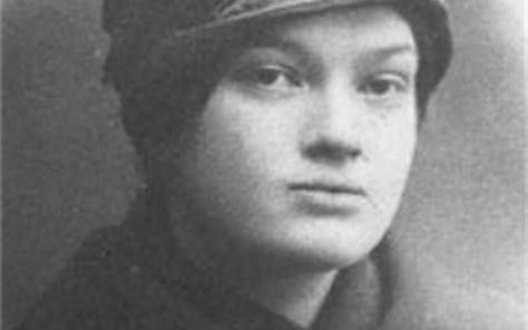 Катерина Грушевська (21.06.1900 &ndash; 30.03.1943) історик, соціолог, фольклорист, антрополог. Дочка Михайла Грушевського. Досліджувала українську міфологію та фольклор, опублікувала ряд наукових праць, а також найповніше на сьогодні зібрання козацьких пісень і дум. Заарештована 10 липня 1938 р., засуджена до 8 років ув&#039;язнення та конфіскації майна. Після перегляду справи вирок зменшено. Померла 1943 р. на засланні. / © Центр досліджень визвольного руху
