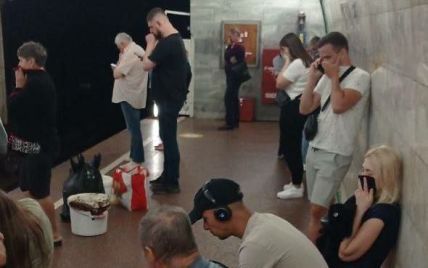 У метро в Києві раптово почали кашляти і чхати люди: в поліції повідомили, що сталося (фото)