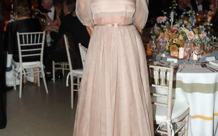 В полупрозрачном нюдовом платье: нежный образ Карли Клосс на гала-ужине