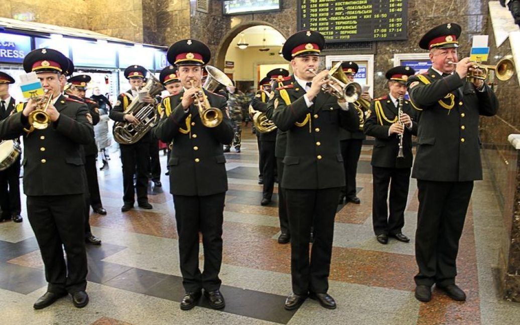 На залізничному вокзалі в Києві влаштували флешмоб до Дня Соборності України / © re-actor.net