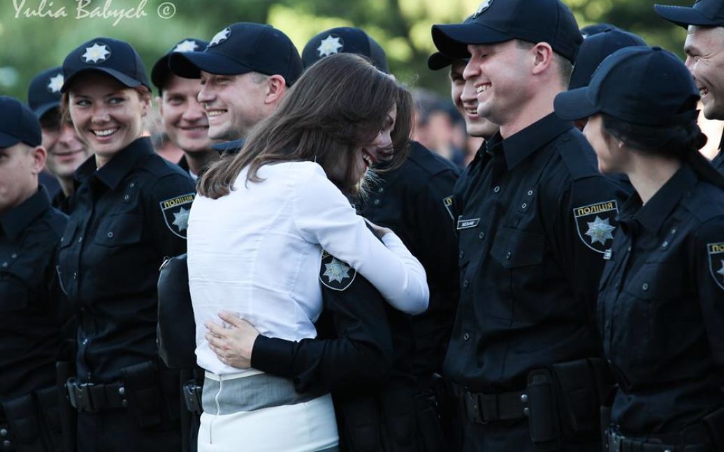 Эка Злугадзе обнимает будущего полицейского / © Юлbя Бабич / Facebook