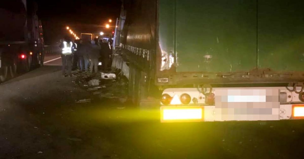 У Київській області зіштовхнулися три вантажівки