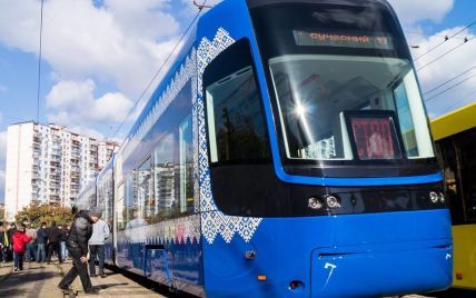 У Києві з'явився безшумний трамвай з кондиціонером, Wi-Fi та зарядкою для телефону