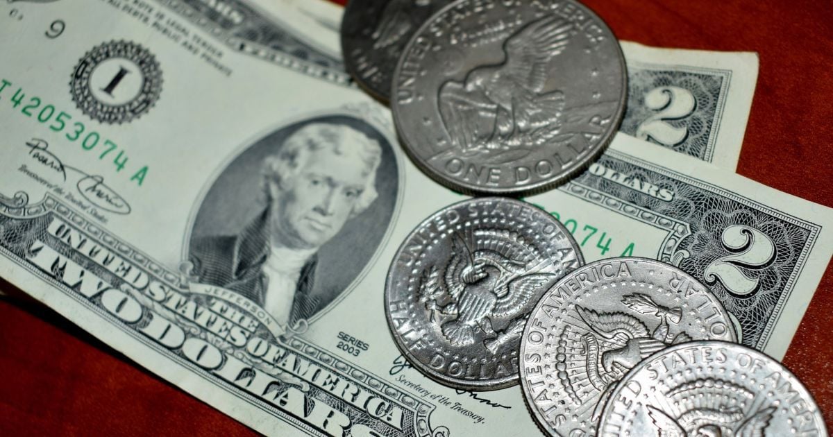 Курс валют на 4 квітня: скільки коштують долар, євро і злотий