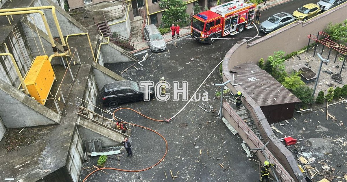 Фото з місця влучання уламків дрона у Шевченківському районі Києва