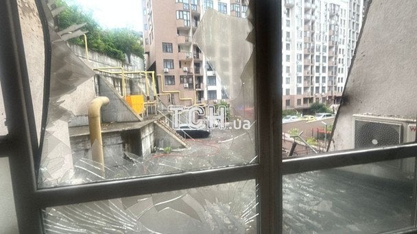 Фото з місця влучання уламків дрона у Шевченківському районі Києва / © ТСН