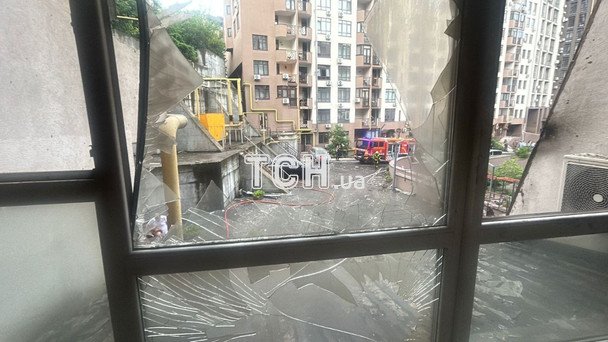 "Удар был очень сильный": жители многоэтажки в Киеве рассказали о пережитой атаке