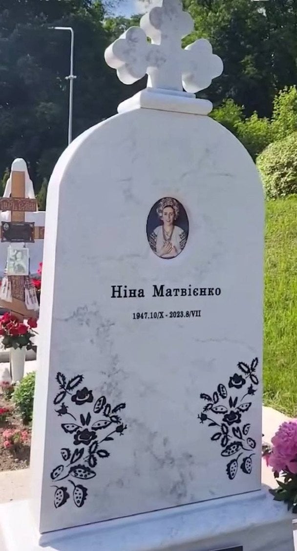 Пам'ятник на могилі Ніни Матвієнко