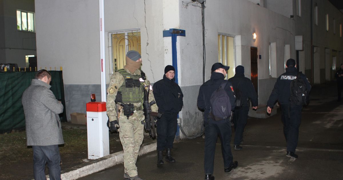 В Одессе со спецназом задержали полицейскую, которая продавала амфетамин прямо на рабочем месте