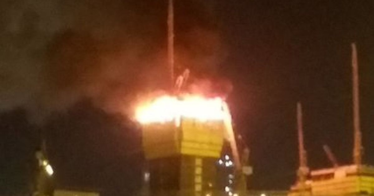 В столице Казахстане загорелось недостроенное самое высокое здание в Средней Азии
