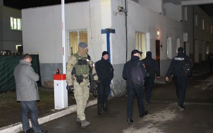 В Одессе со спецназом задержали полицейскую, которая продавала амфетамин прямо на рабочем месте