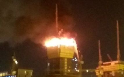 В столице Казахстане загорелось недостроенное самое высокое здание в Средней Азии