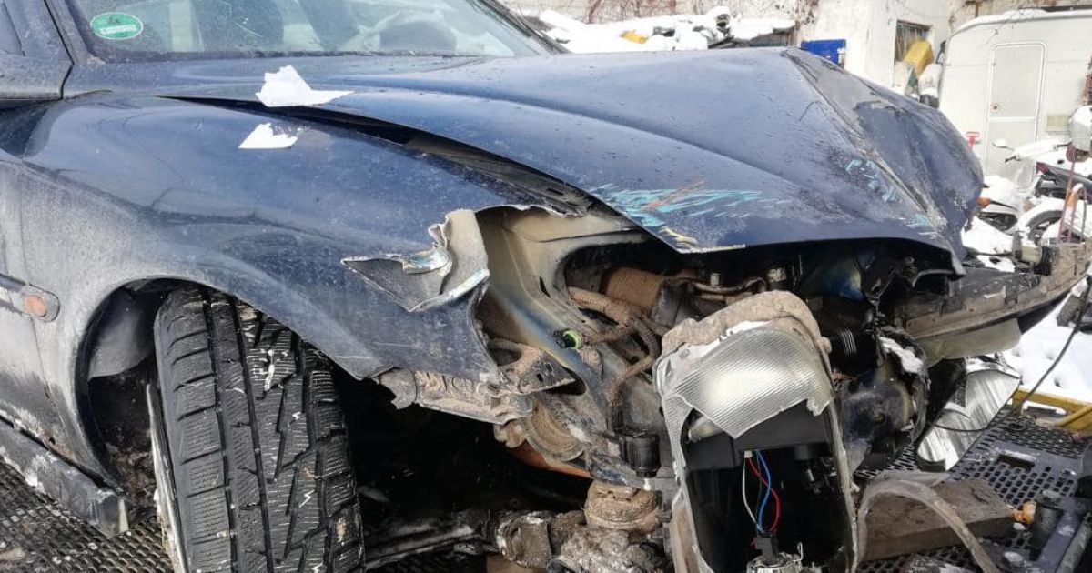 У Київській області чоловік наїхав на копа, зніс огорожу та влетів у дерево