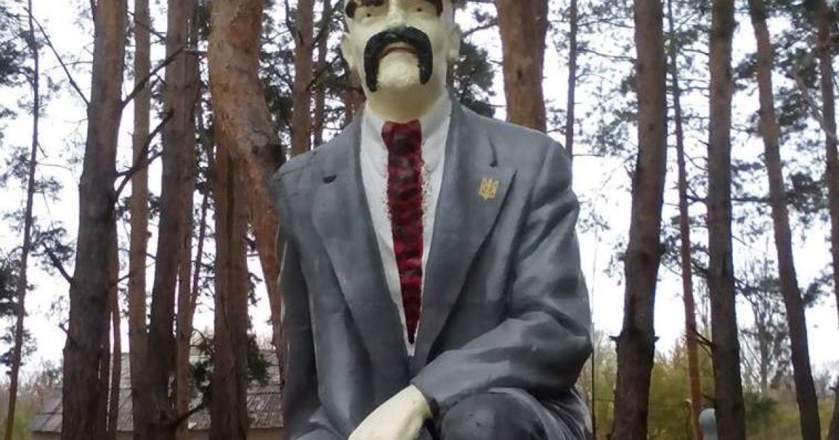 Воины АТО "загримировали" Ленина в Шевченко на Луганщине