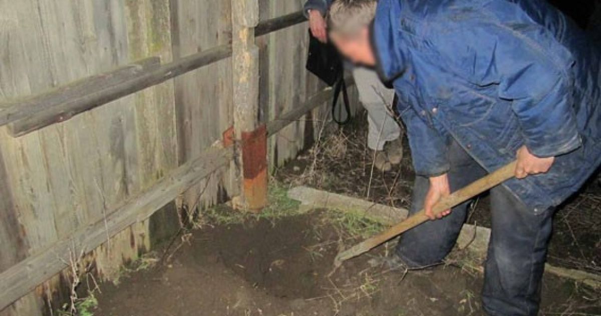 Фронтовая весна: на Донбассе мужчина на всякий случай прикопал грядку с гранатами