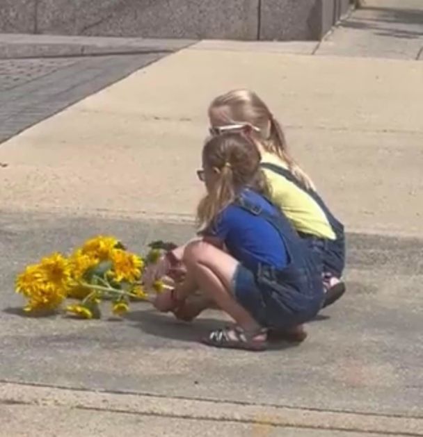 В Вашингтоне сотрудник посольства РФ растоптал подсолнухи, которые туда принесли дети