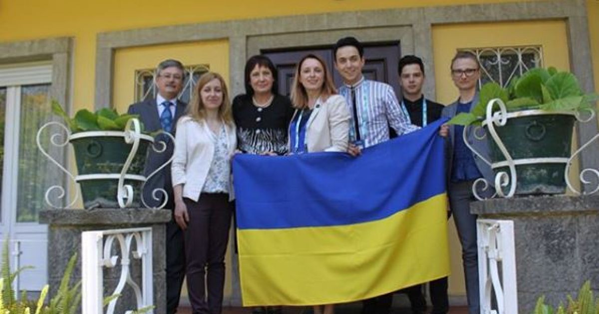 Посол Украины в Португалии накормила MELOVIN местными лимонами и мандаринами