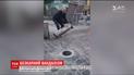 На Андреевском спуске в Киеве водители ломают болард