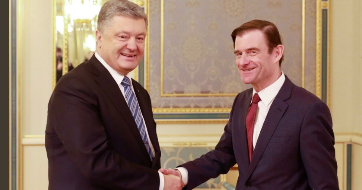 Порошенко обговорив із заступником держсекретаря США звільнення моряків з полону РФ