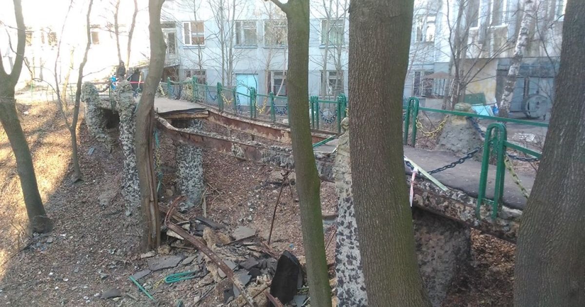 В Киеве обвалился мост возле Института педиатрии