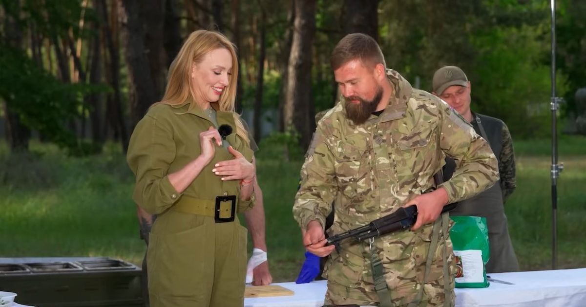Оля Полякова учится собирать автомат