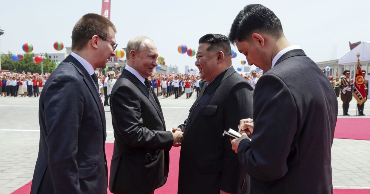 Президент РФ Владимир Путин встретился с лидером Северной Кореи Ким Чен Ыном в Пхеньяне