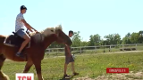 На Прикарпатье волонтеры предлагают бойцам забыть ужасы войны с помощью лошадей