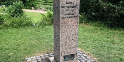 У Данії пам'ятник Шевченку очистили від російського триколору і ганебних слоганів пропаганди: винних досі шукають