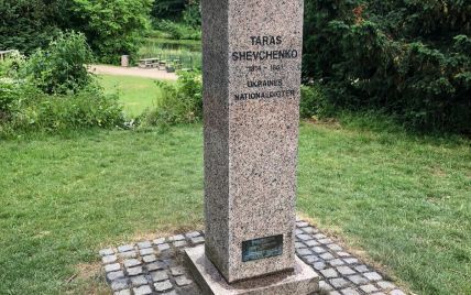 У Данії пам'ятник Шевченку очистили від російського триколору і ганебних слоганів пропаганди: винних досі шукають