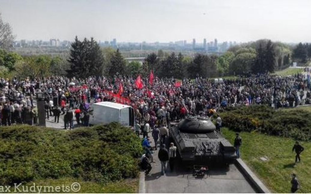 На мітингу КПУ у столиці відбулись перші сутички / © Twitter/Ще той Кудимець
